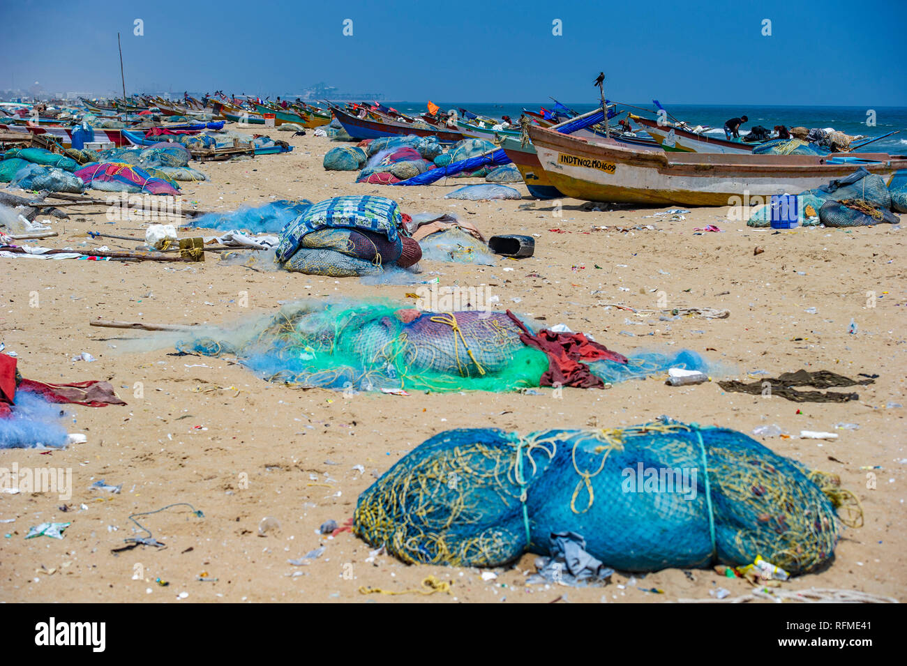 I pescatori sulla spiaggia di Marina, Chennai in India Foto Stock