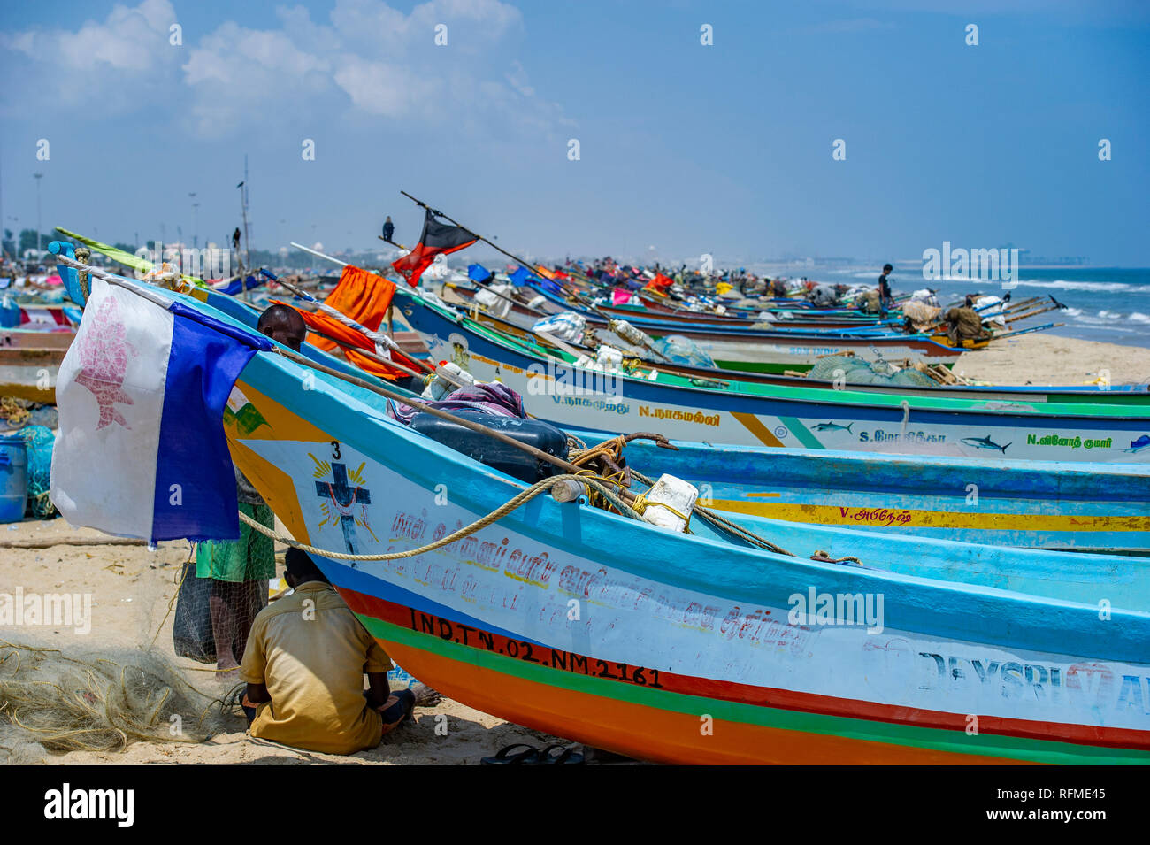 I pescatori sulla spiaggia di Marina, Chennai in India Foto Stock