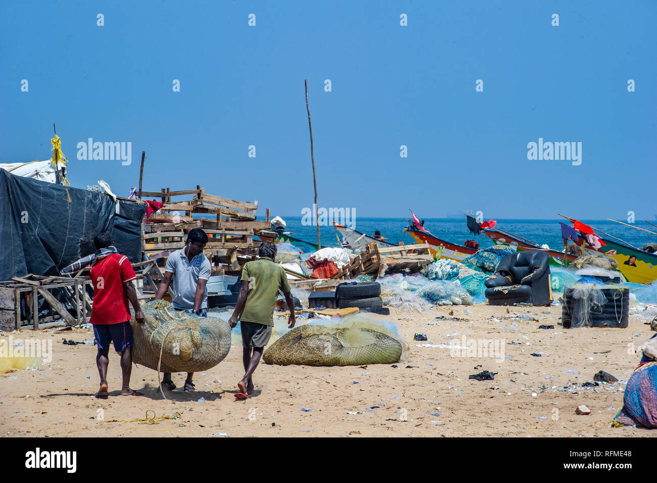 Pescatori tende di fortuna e reti sulla spiaggia di Marina sulla baia del Bengala vicino a Chennai, India Foto Stock