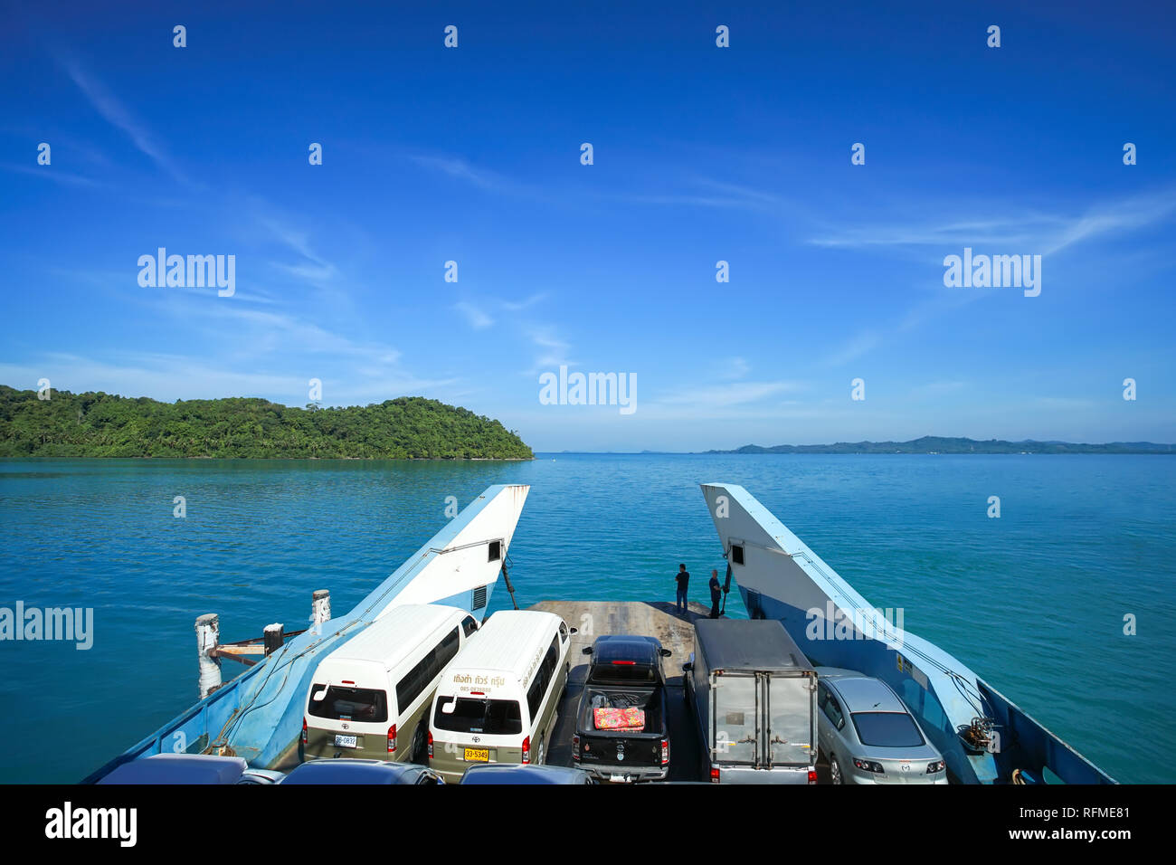 Trad, Thailandia - Dicembre 04, 2018: un sacco di auto sul traghetto per il popolare destinazione di viaggio Koh Chang, provincia Trad, Thailandia. Foto Stock