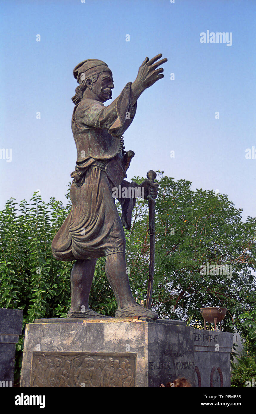 Statua di Mavromikhalis, eroe della guerra greca di indipendenza, in Platia Athanaton, Areópoli, Grecia Foto Stock