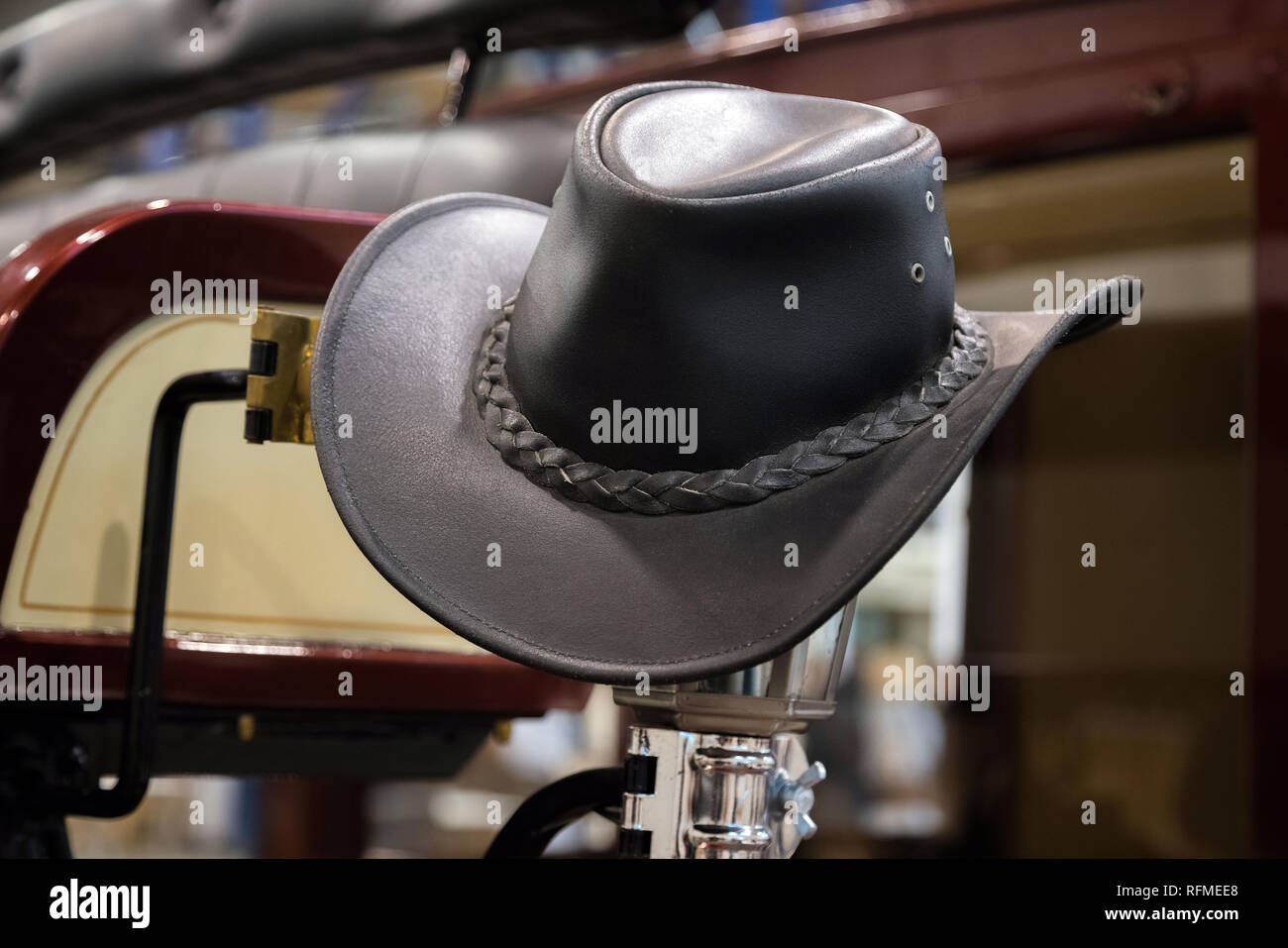 American West rodeo cowboy nero Cappello in cuoio in legno vecchio fienile ranch Foto Stock