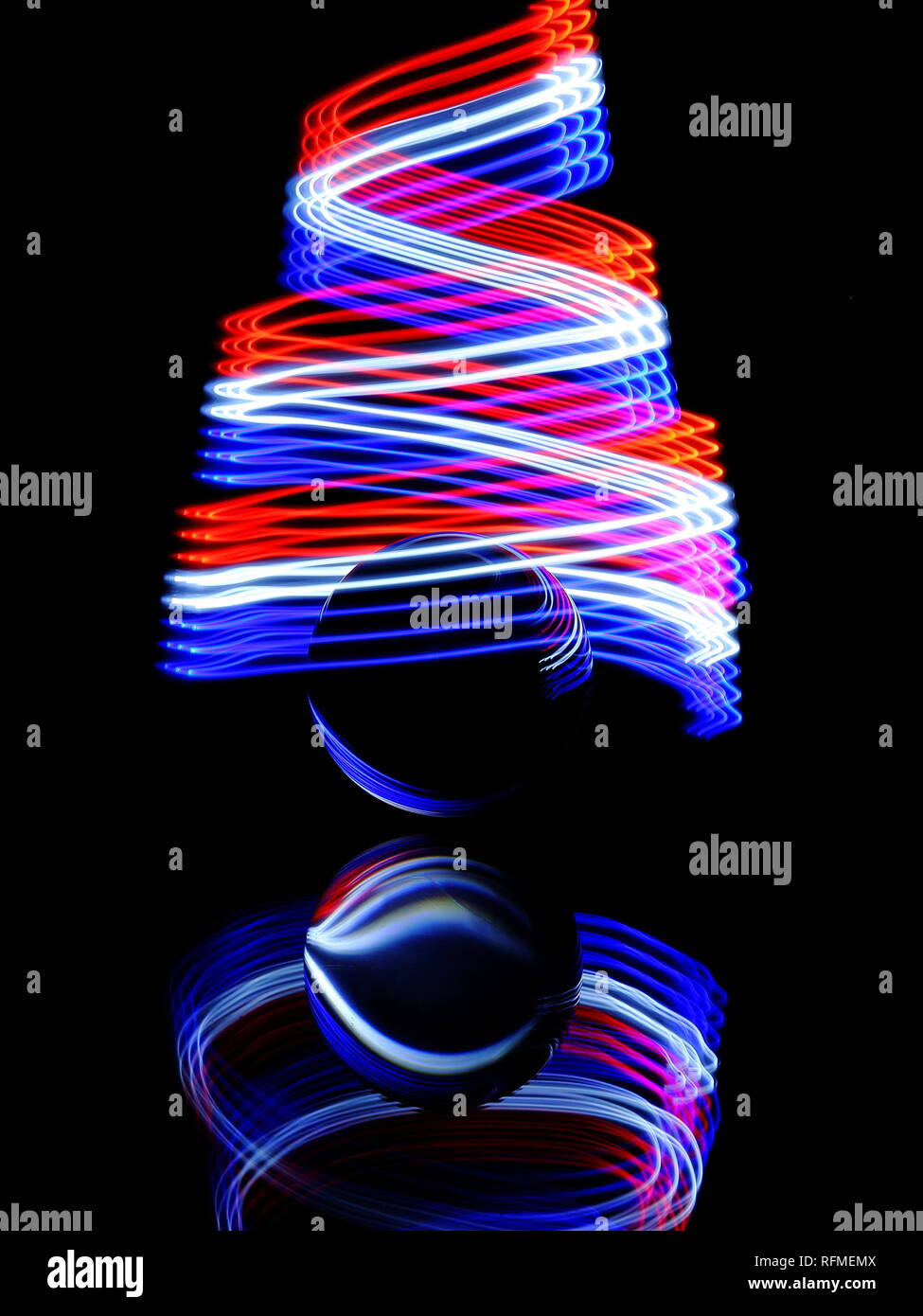 Luce infinita sentieri creati con piccola torcia in un moto a spirale Foto Stock