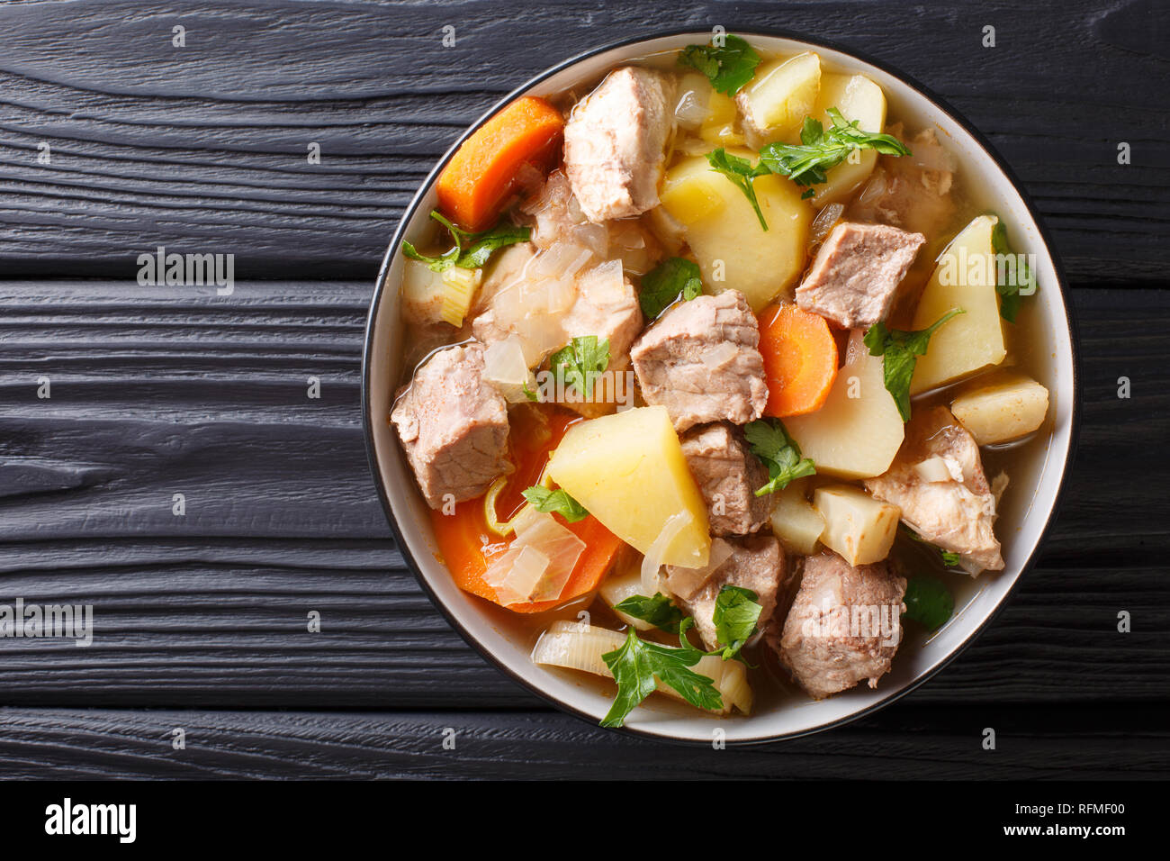 Tedesco Pihelsteiner stufato di carne con verdure e tre tipi di carni di close-up in una ciotola sul tavolo. parte superiore orizzontale vista da sopra Foto Stock