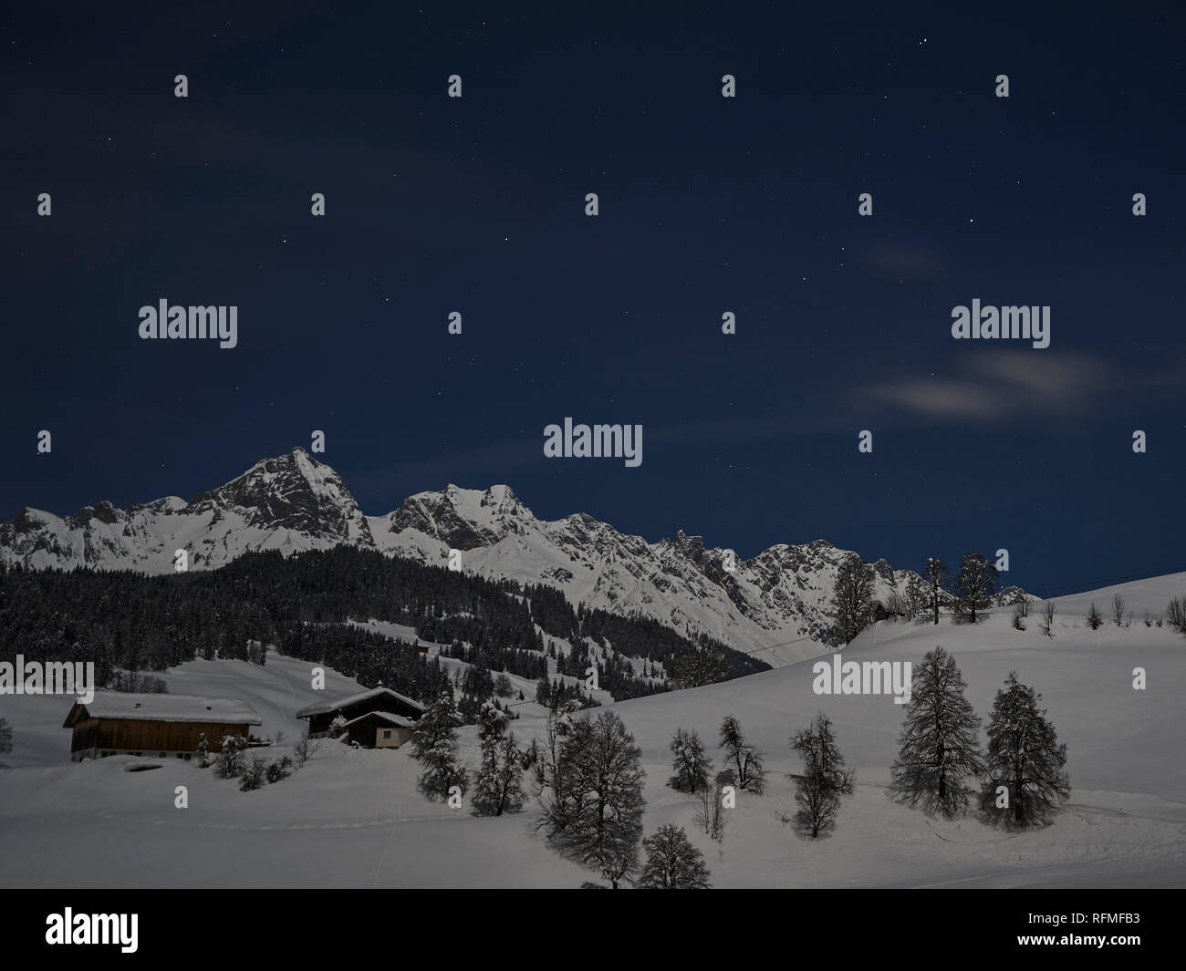Luna piena notte invernale da favola Foto Stock