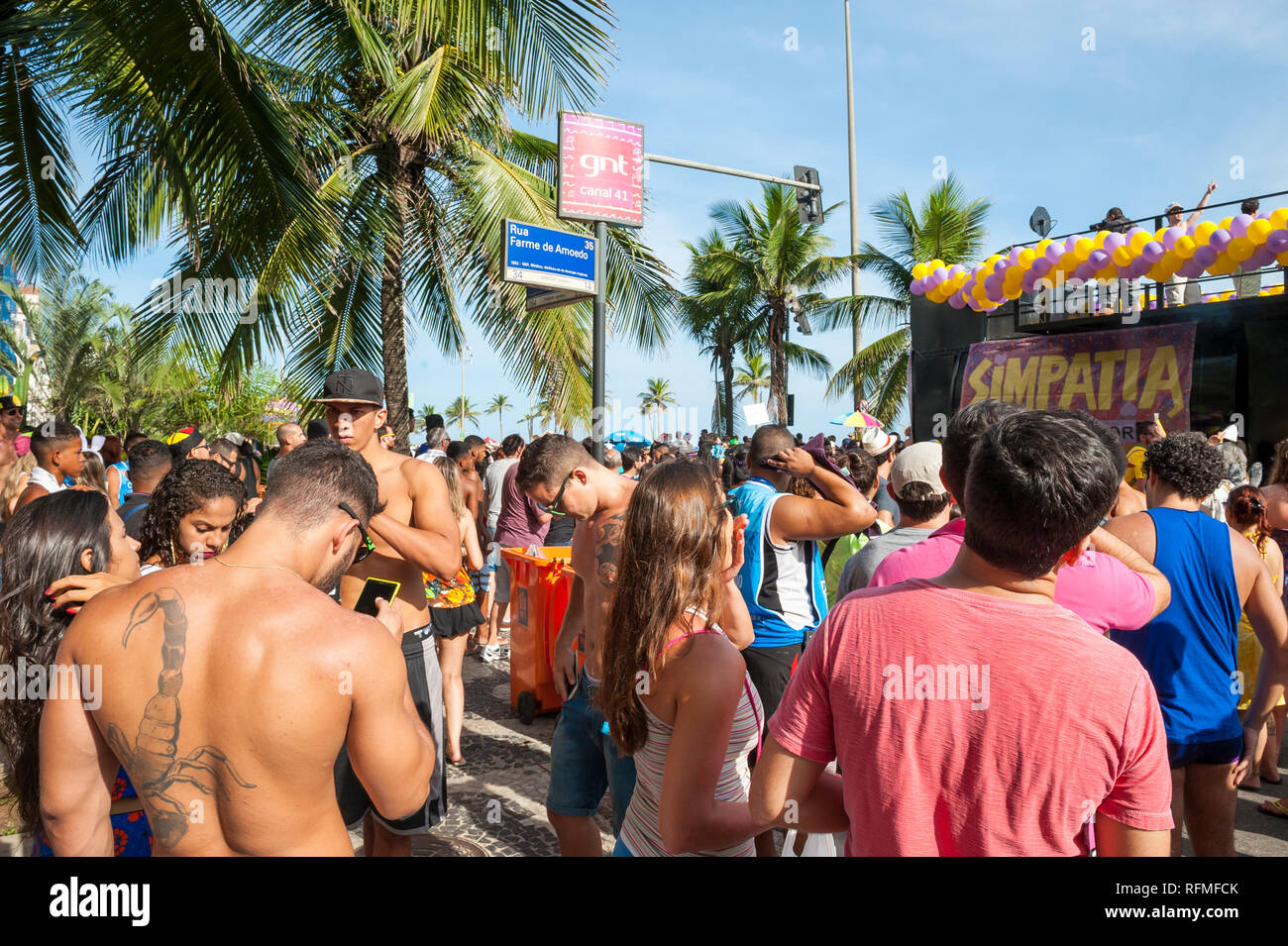 RIO DE JANEIRO - Febbraio 07, 2015: un altoparlante carrello alla simpatia e Quase Amor (simpatia è quasi amore) passa gli spettatori in corrispondenza di una banda a Ipanema. Foto Stock