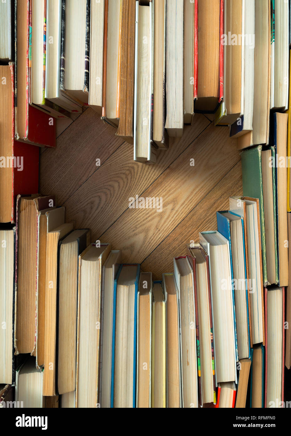 Il concetto di amore del cuore forma dal vecchio vintage libri su pavimento in legno sfondo. Colore vintage stile tono di composizione di amore con il libro aperto cuore Foto Stock