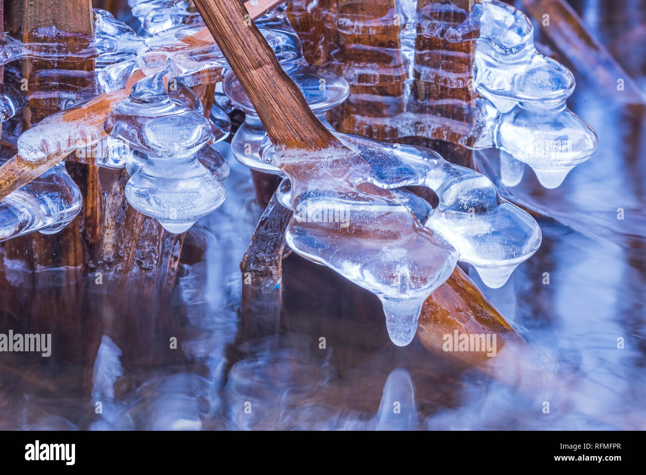Belle formazioni di ghiaccio nei pressi del fiume in inverno Foto Stock