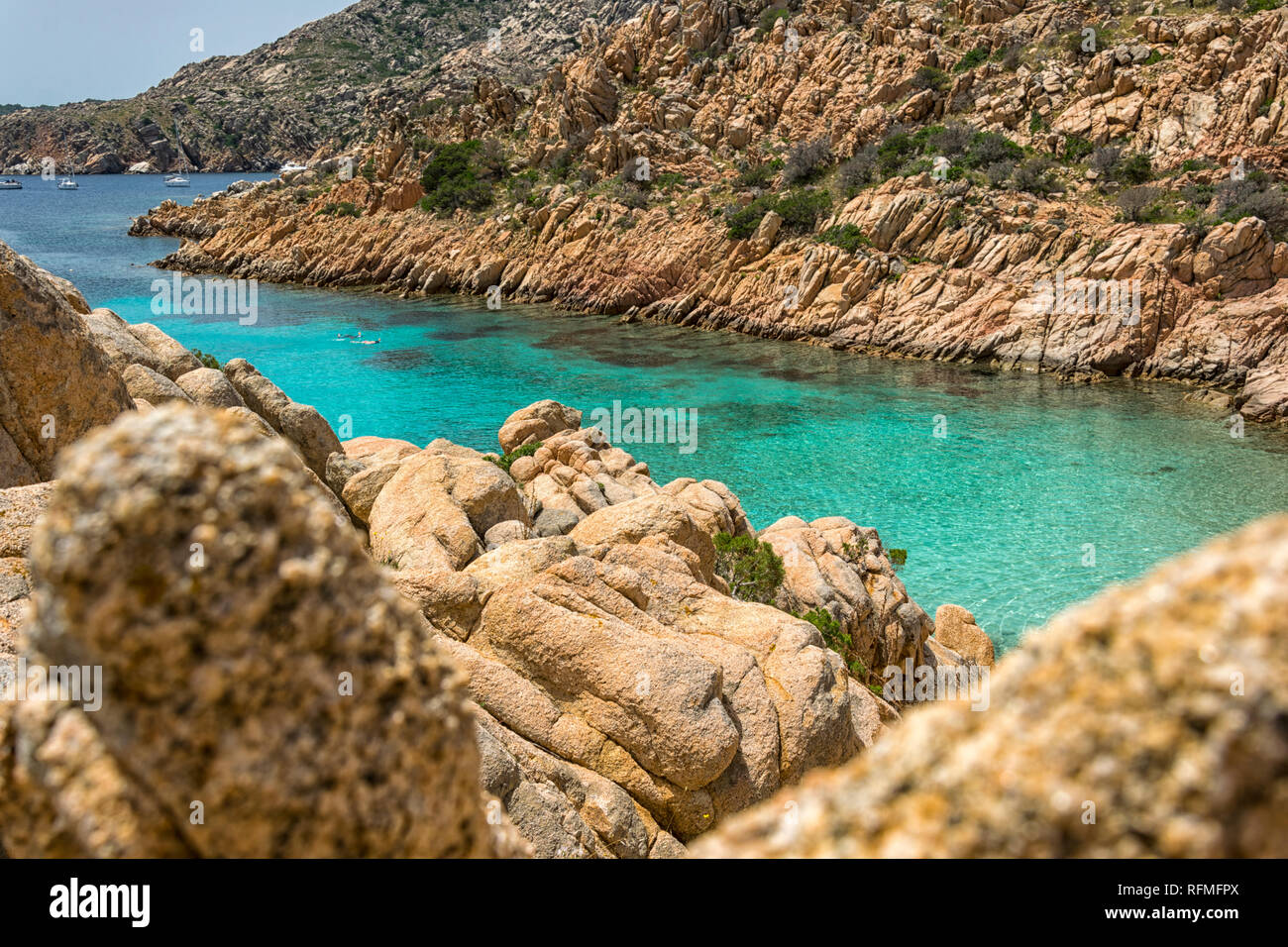 Paesaggio estivo con uno di la maggior parte delle spiagge in Europa, su la maddalena archipel situato a nord della Sardegna, Italia. Crystal clear acqua turchese Foto Stock