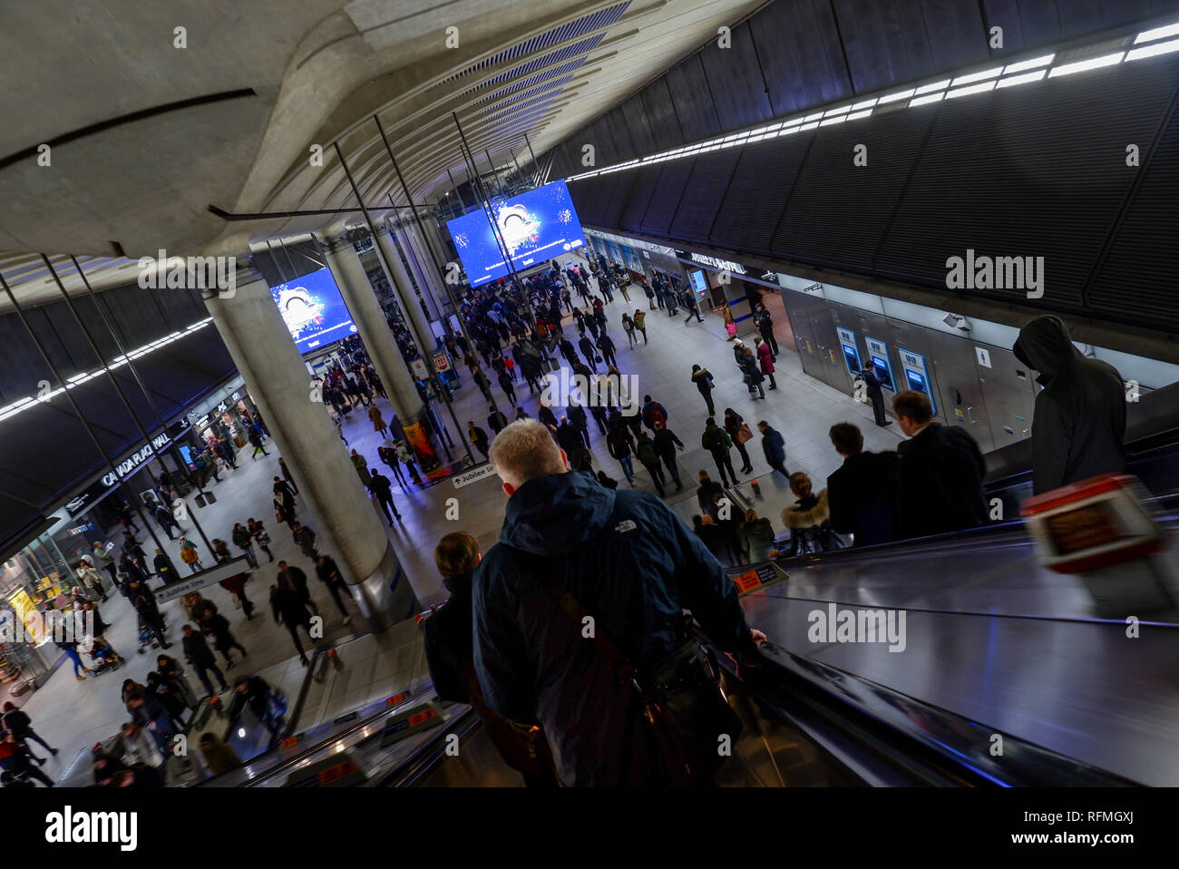 Londra, Inghilterra - Gennaio 2019 : pendolari alla stazione metropolitana Canary Wharf Foto Stock