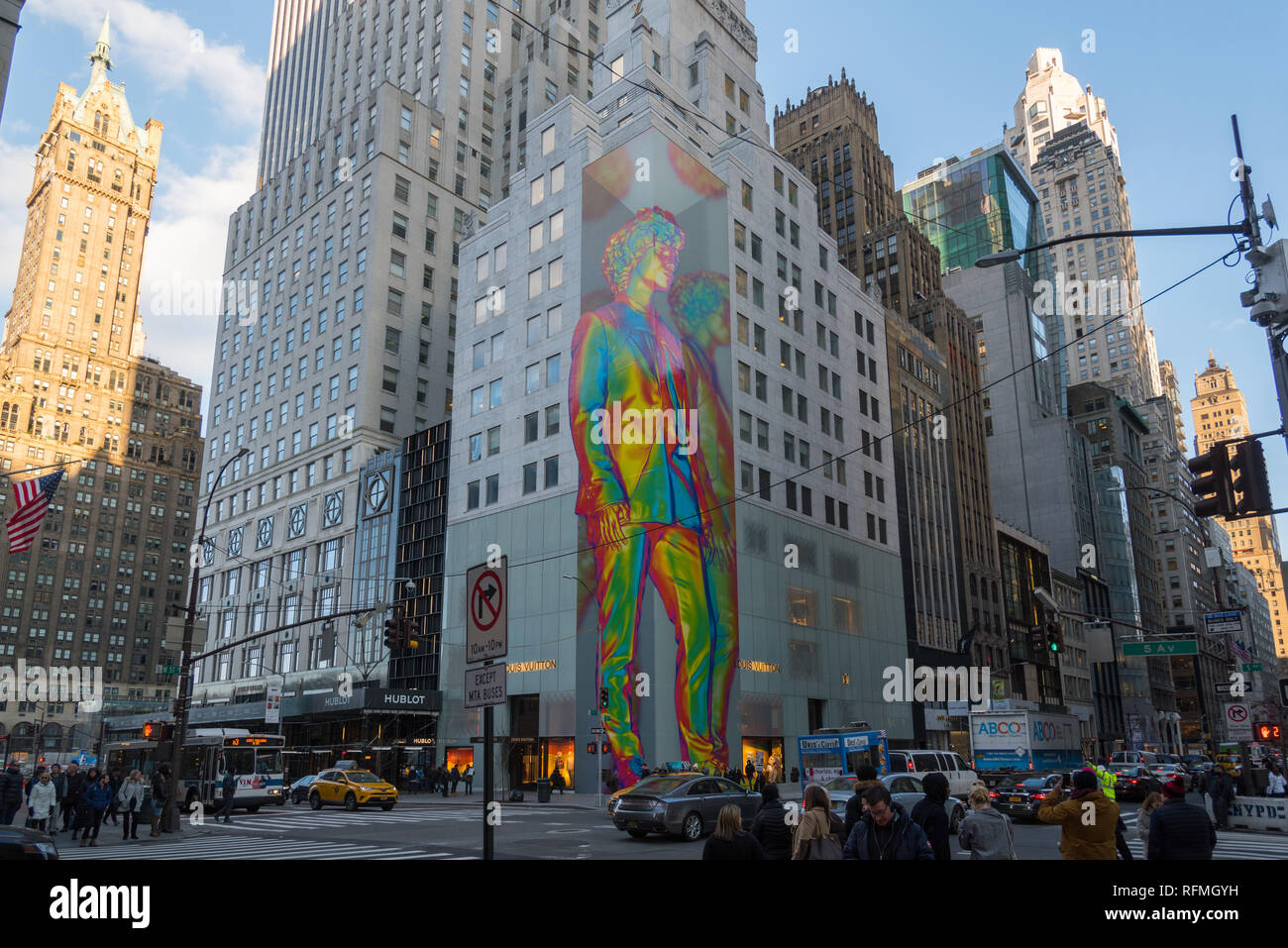 Una 12-storia arte di installazione da Virgilio Abloh è visto alla Louis Vuitton flagship store sulla Fifth Avenue a New York City. Foto Stock