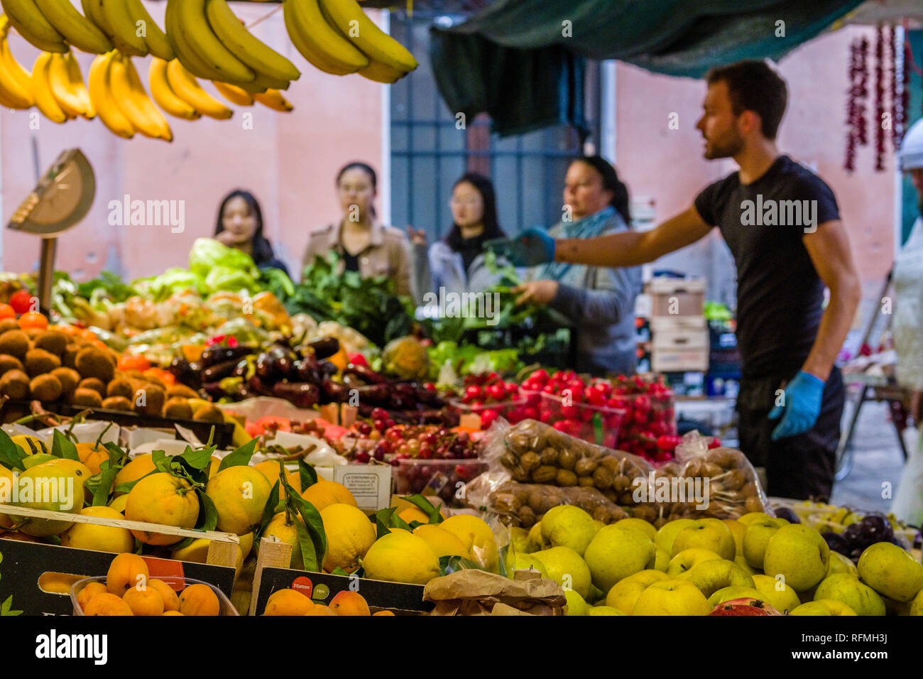 Commerciante di mercato per la vendita di frutta e verdura al mercato di Rialto, Mercato di Rialto per turisti Foto Stock