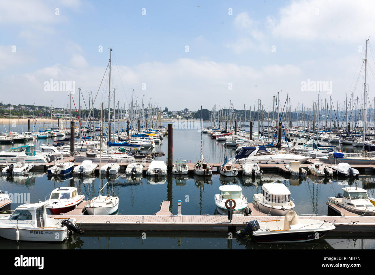 Brest, Francia 28 maggio 2018 panoramica vista esterna della sete marina molte piccole barche e yacht allineati nel porto. Acqua calma e blu cielo nuvoloso Foto Stock