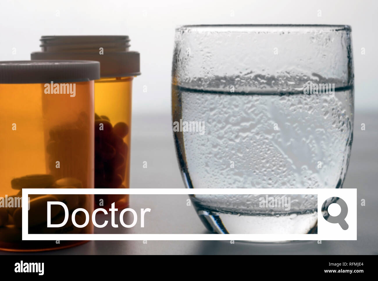 Ricerca nella rete medico, vetro di acqua prossimo al blister di pillole, immagine concettuale Foto Stock