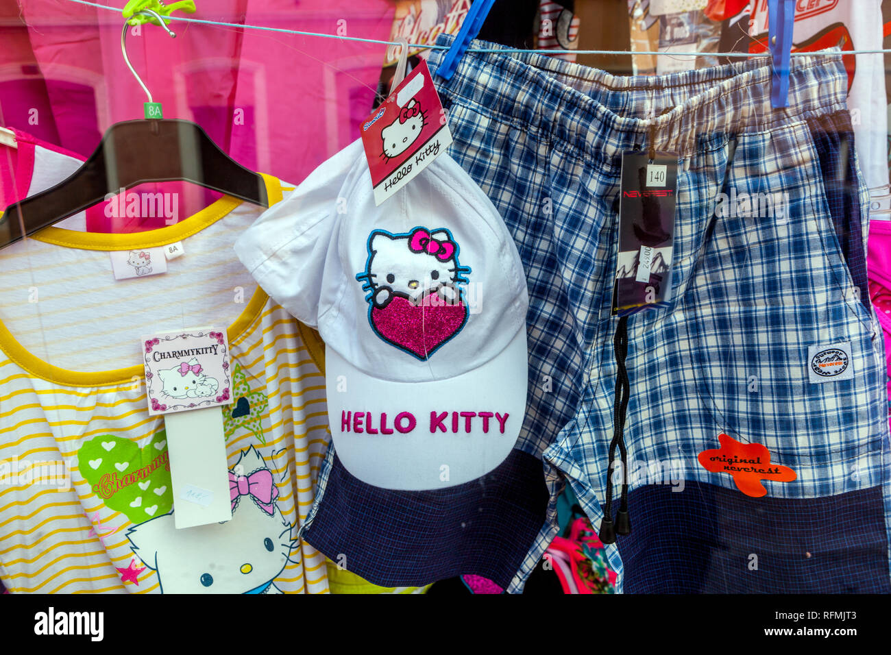 Hello Kitty cappello in negozio Finestra display Foto Stock
