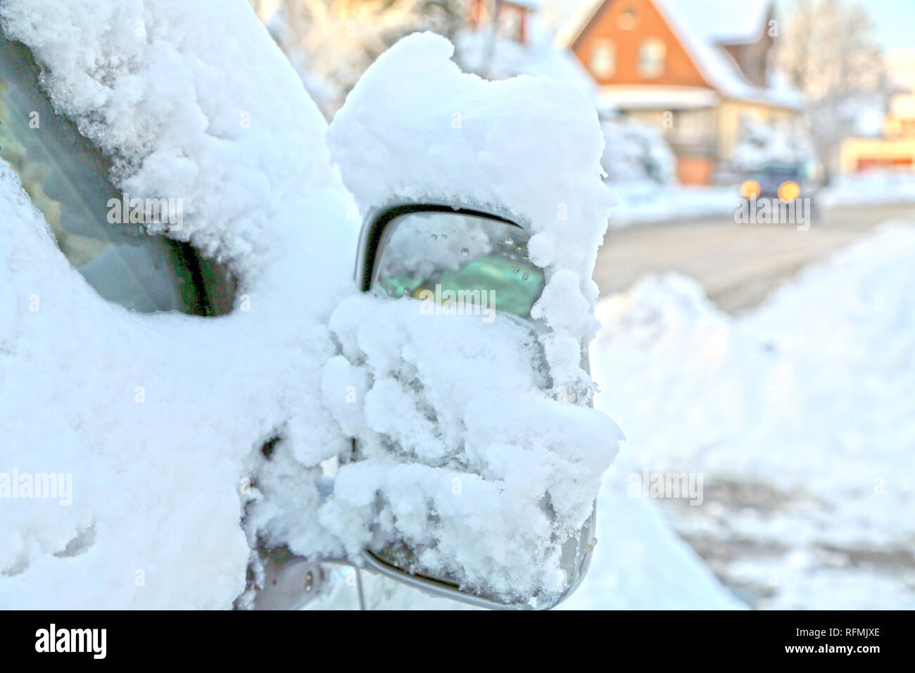 Specchio auto coperte di neve in inverno una giornata di sole Foto Stock