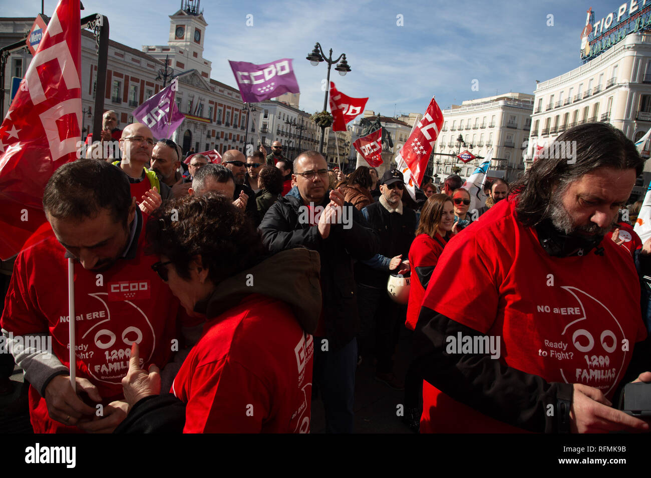 Lavoratori di Vodafone si vedono bandiere di contenimento durante la protesta. Centinaia di lavoratori Vodafone protesta a Puerta del Sol per esigere la società a non licenziare più di 1200 dipendenti presso la Direzione generale per l'occupazione. Foto Stock