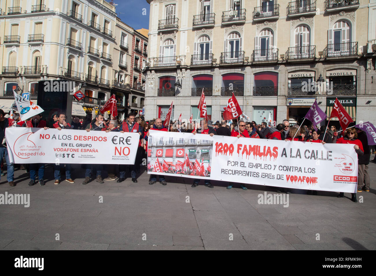 I dimostranti sono visti tenendo Striscioni e bandiere durante la protesta. Centinaia di lavoratori Vodafone protesta a Puerta del Sol per esigere la società a non licenziare più di 1200 dipendenti presso la Direzione generale per l'occupazione. Foto Stock
