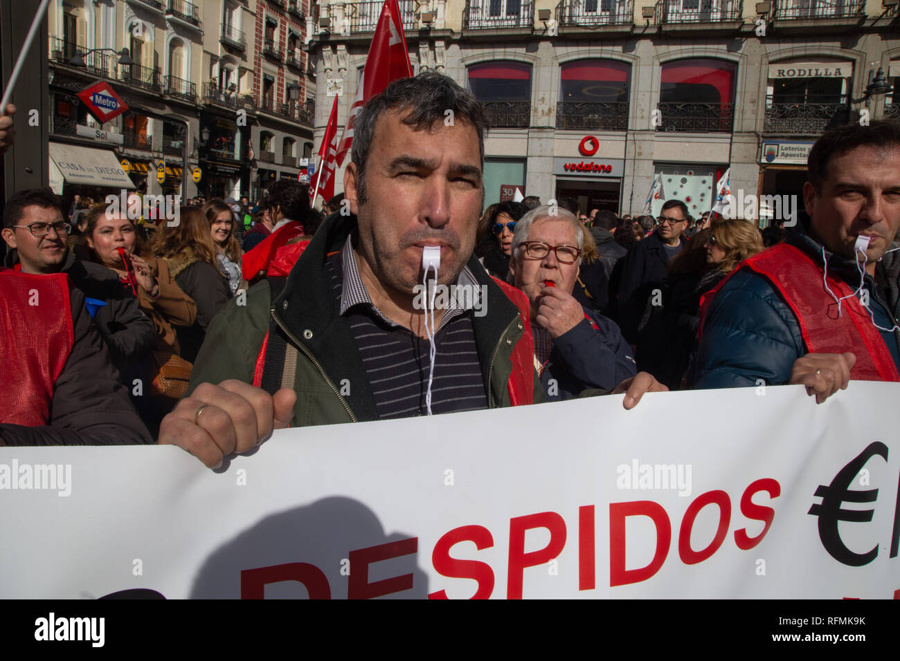 I dimostranti sono visti soffiando fischi durante la protesta. Centinaia di lavoratori Vodafone protesta a Puerta del Sol per esigere la società a non licenziare più di 1200 dipendenti presso la Direzione generale per l'occupazione. Foto Stock