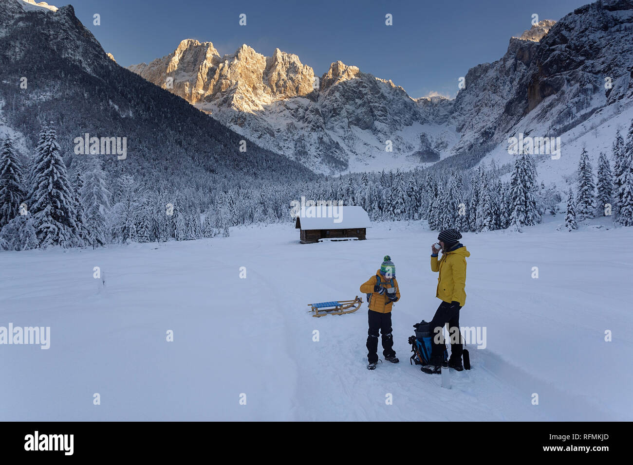 Inverno all'aperto può essere favola-maker per bambini o anche per adulti, mmother e figlio avente uno snack in montagna in inverno il paesaggio, Krnica, Slovenia Foto Stock