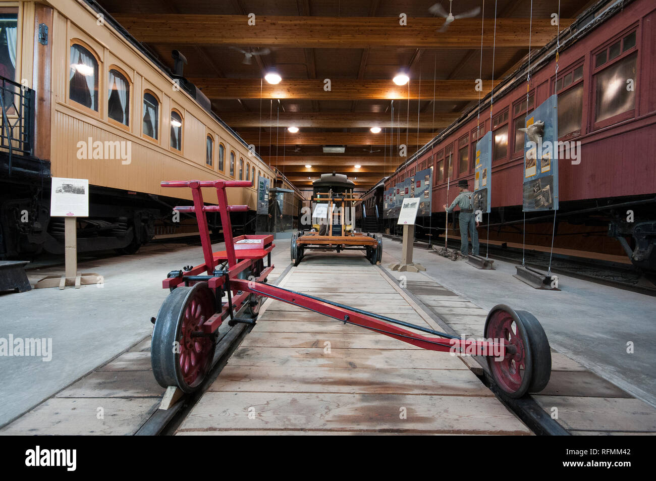 Carrelli ferroviari e antiche carrozze all'Heritage Park Historical Village a Calgary, Alberta, Canada Foto Stock