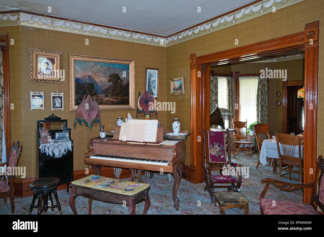 Interno della vecchia casa Vittoriana all'Heritage Park Historical Village a Calgary, Alberta, Canada Foto Stock