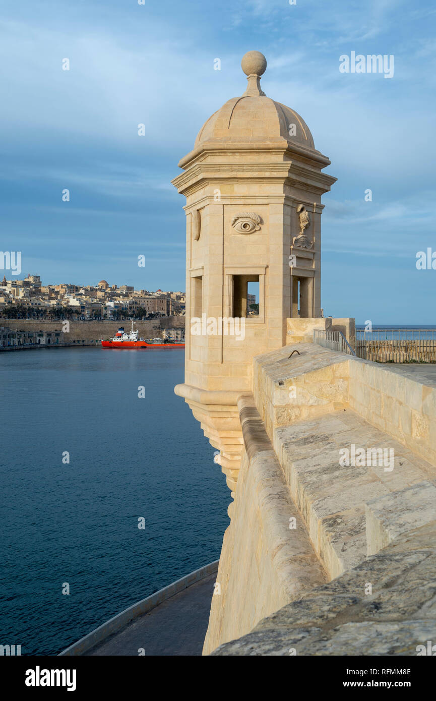Sentrybox a Senglea punto, con la storica città fortificata di La Valletta a distanza Foto Stock Sentrybox a Senglea punto, con la storica città fortificata di La Valletta a distanza Foto Stock