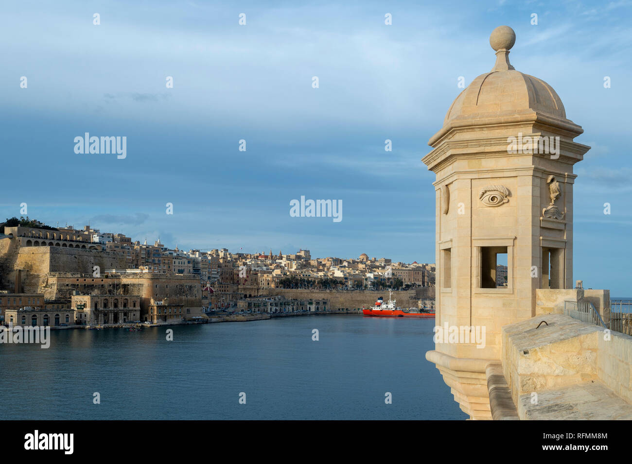 Sentrybox a Senglea punto, con la storica città fortificata di La Valletta a distanza Foto Stock