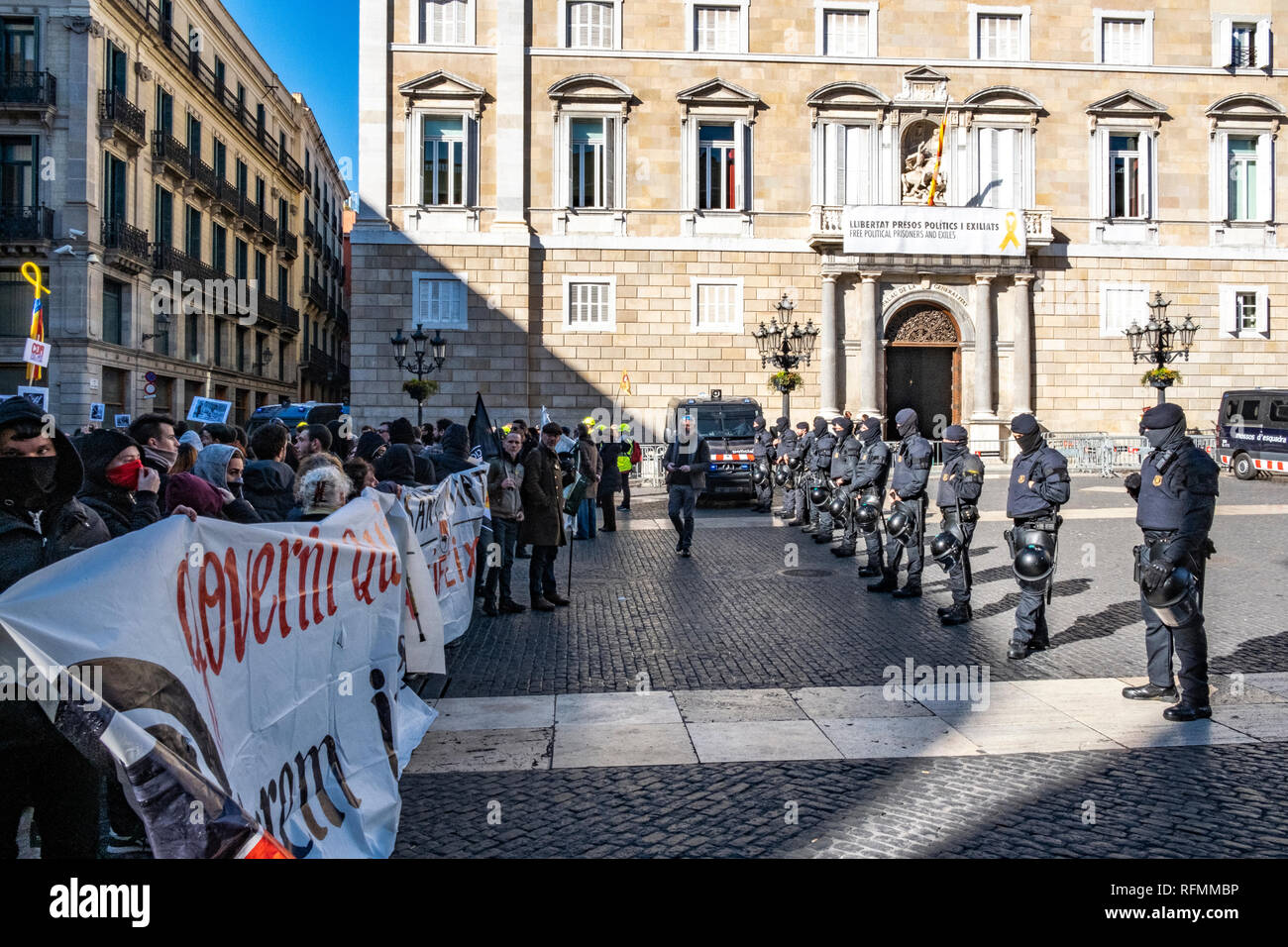 Gli agenti di polizia hanno visto di fronte antifascista di manifestanti durante la dimostrazione. Solo pochi seguaci hanno partecipato alla chiamata del ultra-diritto di "Siamo in grado di recuperare identità Spain-National anteriore' che intendeva celebrare l'ottantesimo anniversario dell'entrata di soldati franchisti che a Barcellona si è conclusa la guerra civile spagnola. Gli antifascisti occupato il Plaza Sant Jaume per un'ora in cui è stato destinato a celebrare la commemorazione. Infine la polizia è intervenuta per fermare il antifascista di protesta. Foto Stock