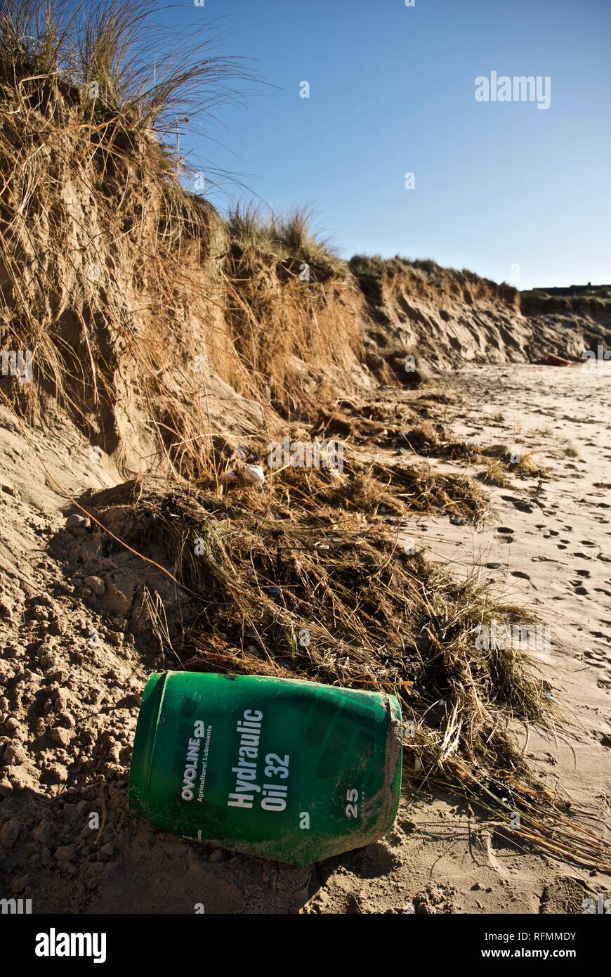 Plastica tamburo olio di rifiuti e di inquinamento lavato fino a una spiaggia di Rhosneigr, Anglesey, Galles del Nord, Regno Unito Foto Stock