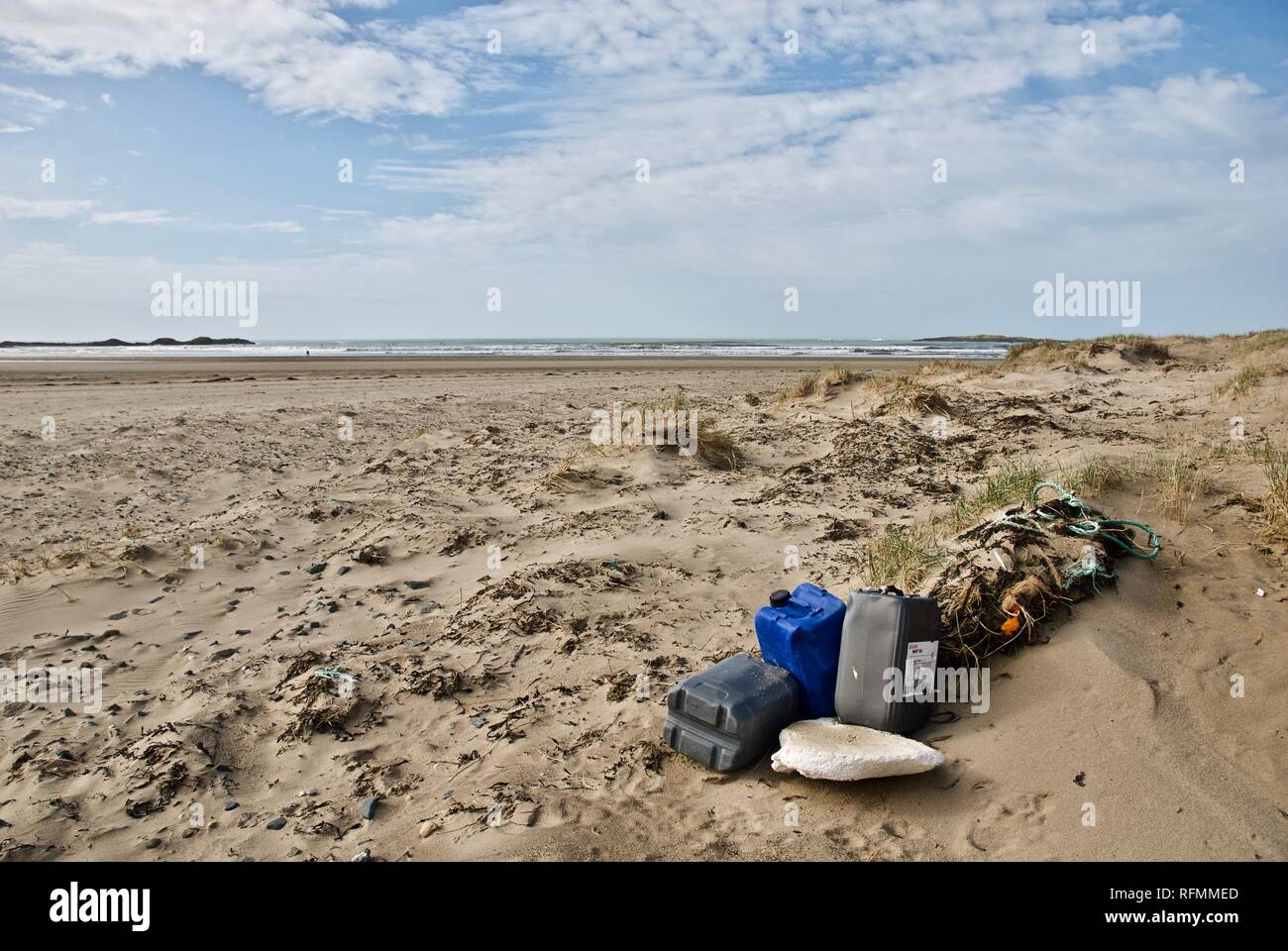 Una spiaggia raccolta di rifiuti di plastica e inquinamento lavato fino a una spiaggia di Rhosneigr, Anglesey, Galles del Nord, Regno Unito Foto Stock