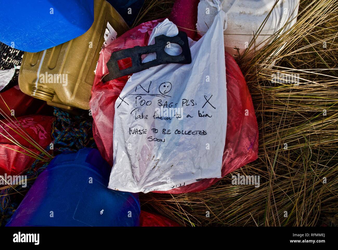 Una spiaggia raccolta di rifiuti di plastica e inquinamento lavato fino a una spiaggia di Rhosneigr, Anglesey, Galles del Nord, Regno Unito Foto Stock