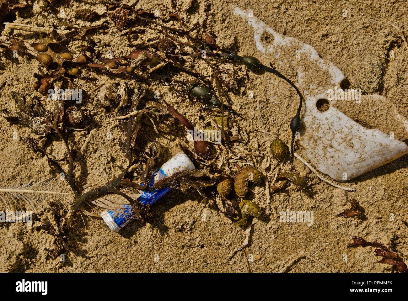 Rifiuti di plastica e inquinamento lavato fino a una spiaggia di Rhosneigr, Anglesey, Galles del Nord, Regno Unito Foto Stock