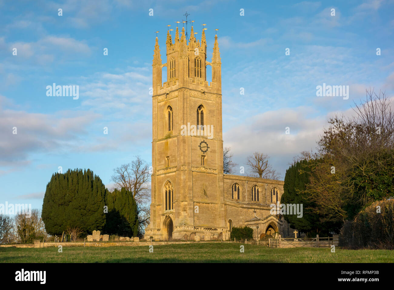 Xv secolo la chiesa di San Pietro, Lowick, Northamptonshire, Regno Unito Foto Stock