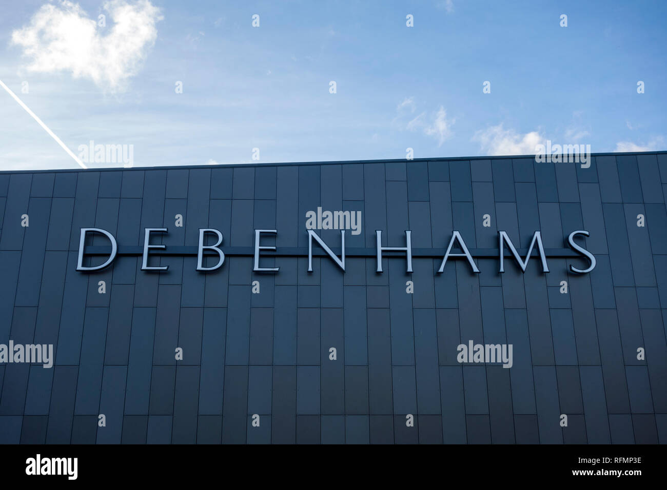 Negozio Debenhams segno. Segno al di fuori di un negozio Debenhams, Stevenage, Regno Unito Foto Stock
