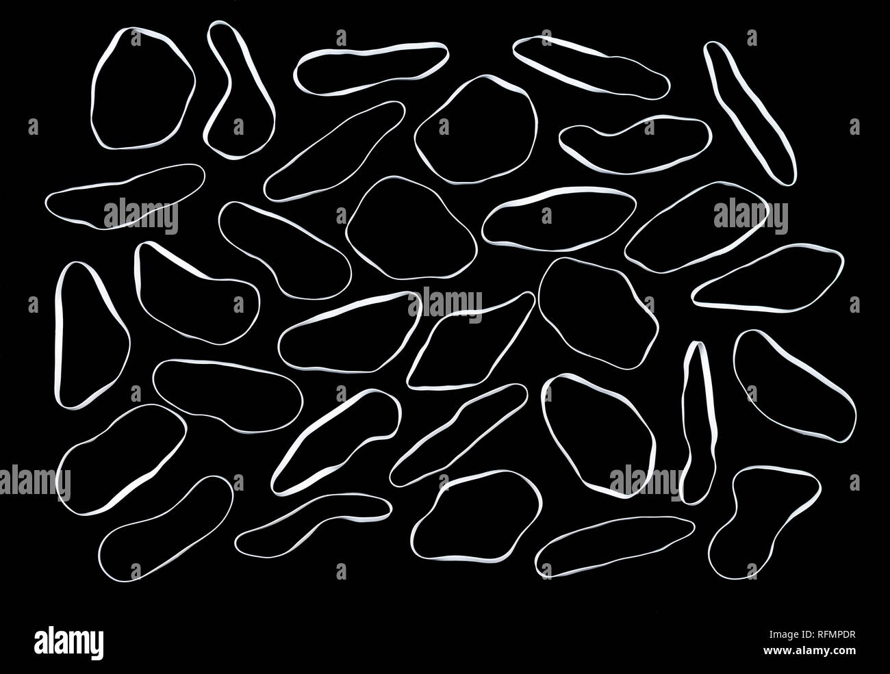 Modello di bianco fasce in gomma su sfondo nero Foto Stock