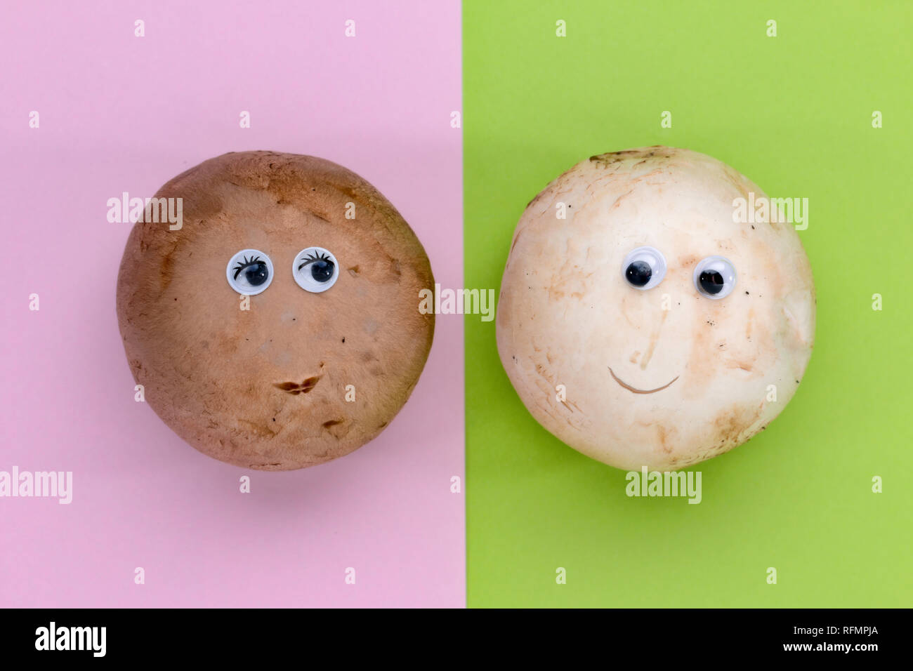 Pulsante sorridente funghi giovane in rosa e sfondo verde Foto Stock