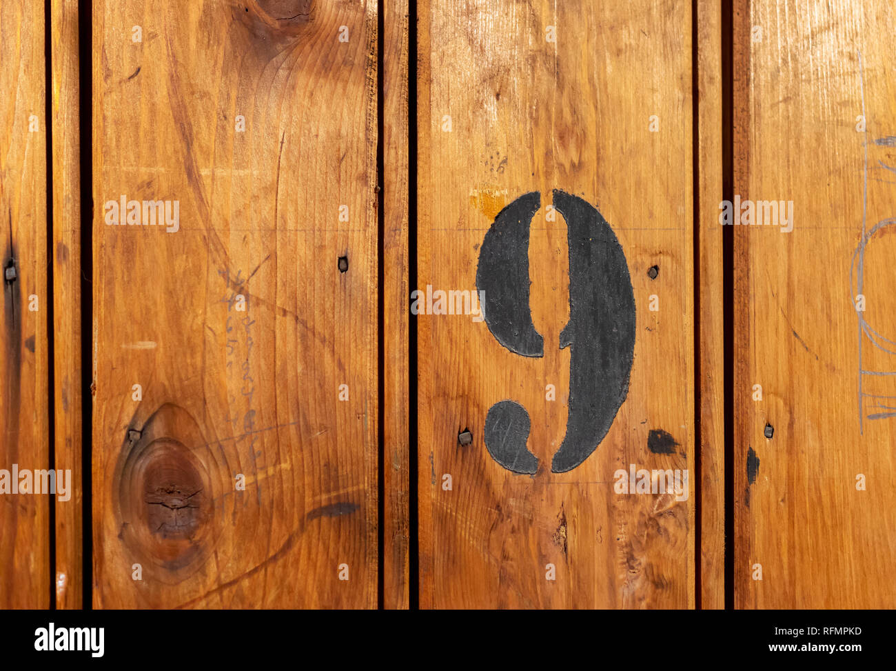 Il numero 9 sulla porta della stanza di deposito per gli inquilini nel secolo-vecchio edificio di appartamenti a Stoccolma Foto Stock