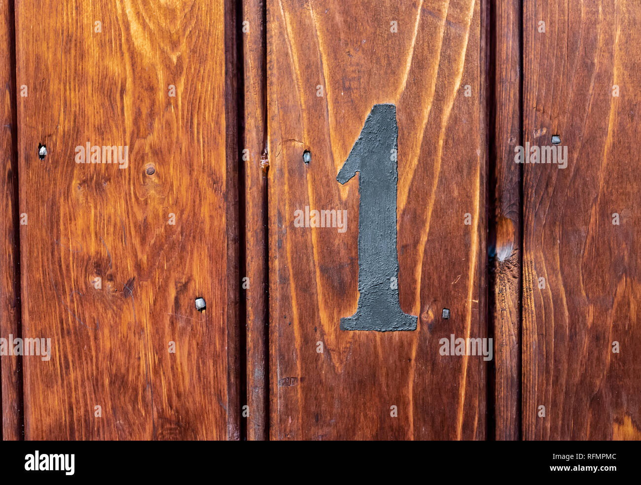Il numero 9 sulla porta della stanza di deposito per gli inquilini nel secolo-vecchio edificio di appartamenti a Stoccolma Foto Stock