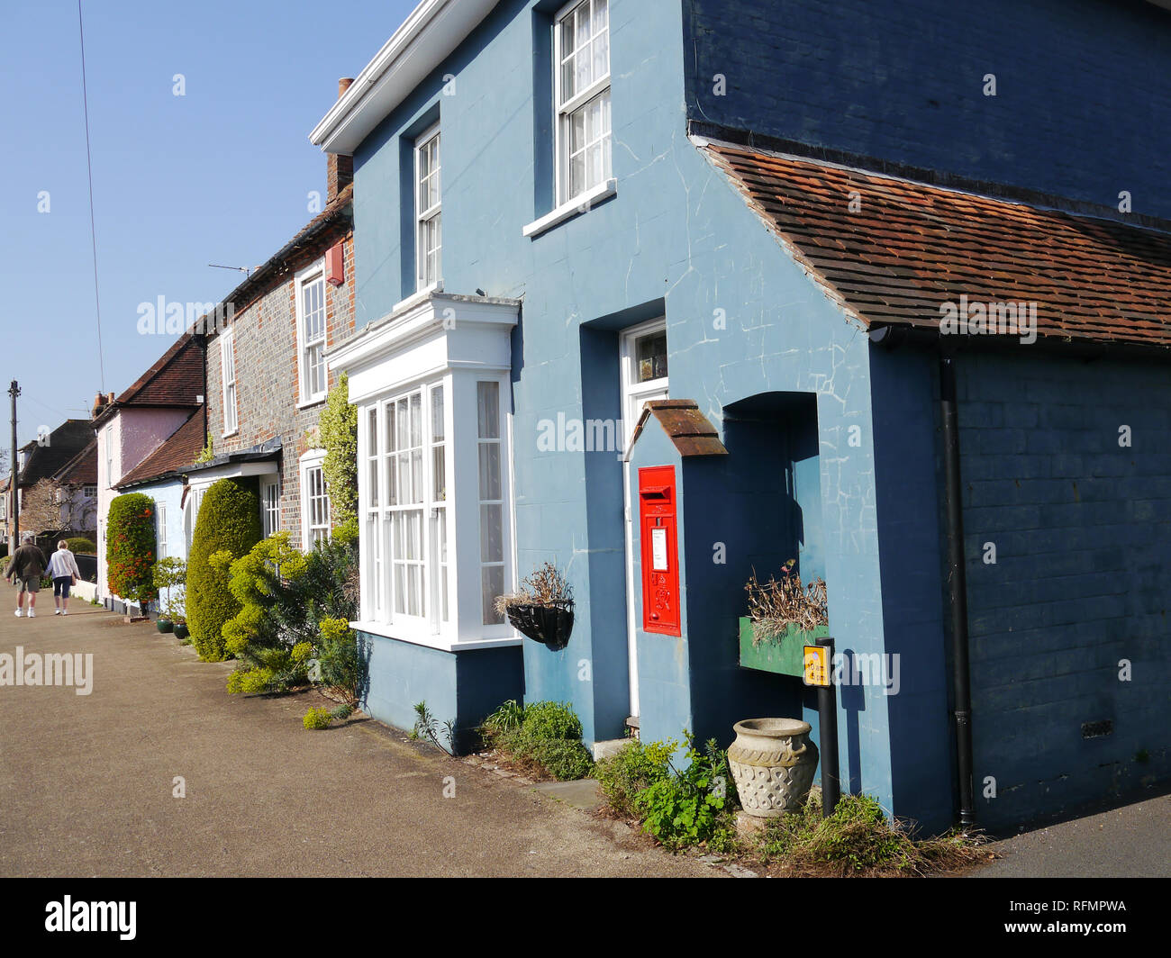 Una casa del villaggio di Portchester, Inghilterra, con un Royal Mail casella di posta sulla parete esterna. Foto Stock