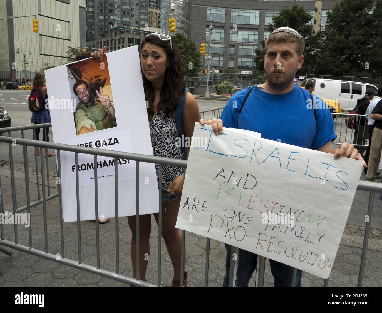 Dimostranti Pro-Israel rally vicino a Columbus Circle a New York a sostegno di Israele durante la presente crisi israelo-palestinese, dal 1 agosto 2014. Donna (a sinistra) Foto Stock