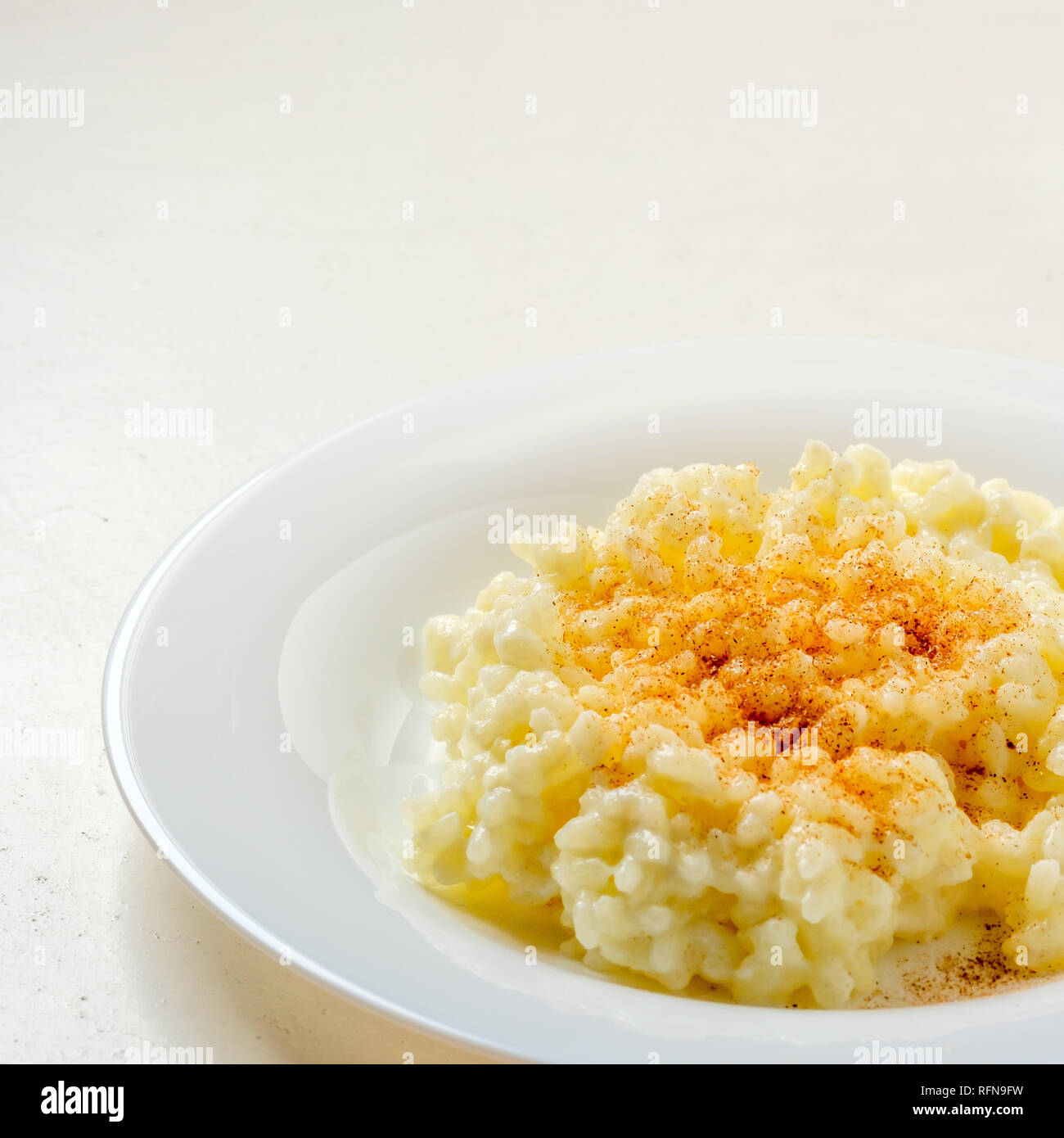 Budino di riso con lo zucchero e la cannella, bianco texture di sfondo Foto Stock