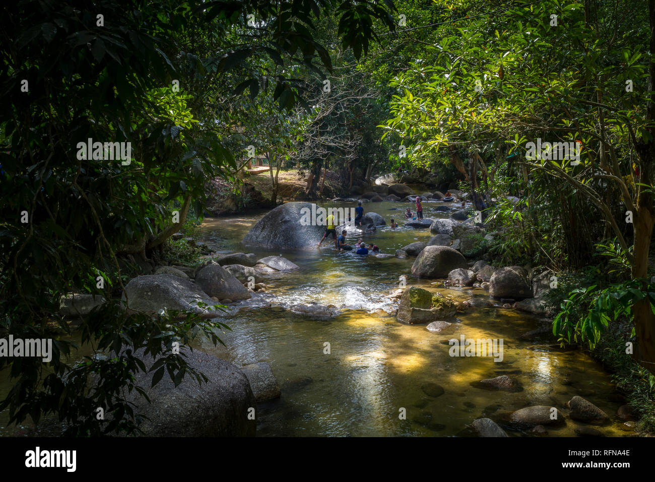Gioco d'acqua al fiume vicino a cascata Foto Stock