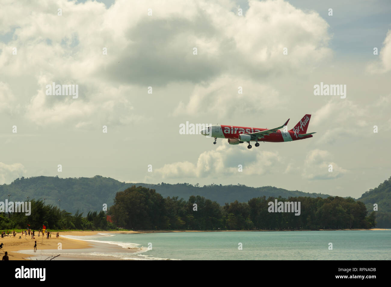 PHUKET, Tailandia - 26 novembre 2016: AirAsia Airbus A320-216, HS-BBN approccio di atterraggio a bordo dal mare all'Aeroporto Internazionale di Phuket Foto Stock