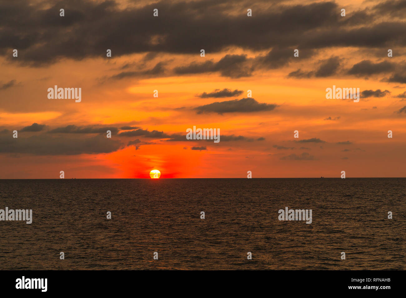 Golden bellissimo tramonto sul mare Foto Stock
