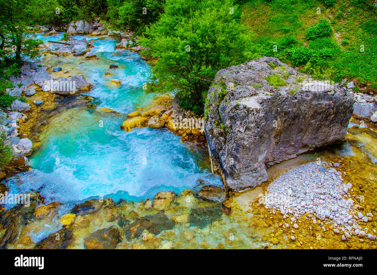Acque verde smeraldo fall river side letto di Soca fiume Isonzo tra il Parco Nazionale del Triglav Slovenia Caporetto in Italia Foto Stock