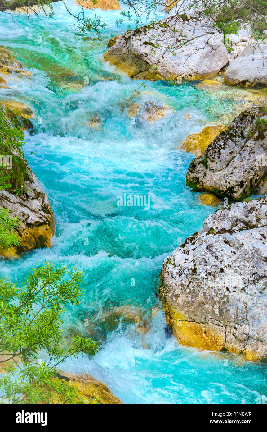 River rapids close up verticale natura sfondo Soca il color smeraldo delle acque fluviali Foto Stock