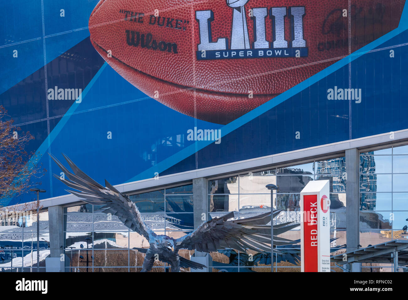 Mercedes-Benz Stadium, casa del Super Bowl LIII, con il gigante di acciaio inossidabile falcon scultura in downtown Atlanta, Georgia. (USA) Foto Stock