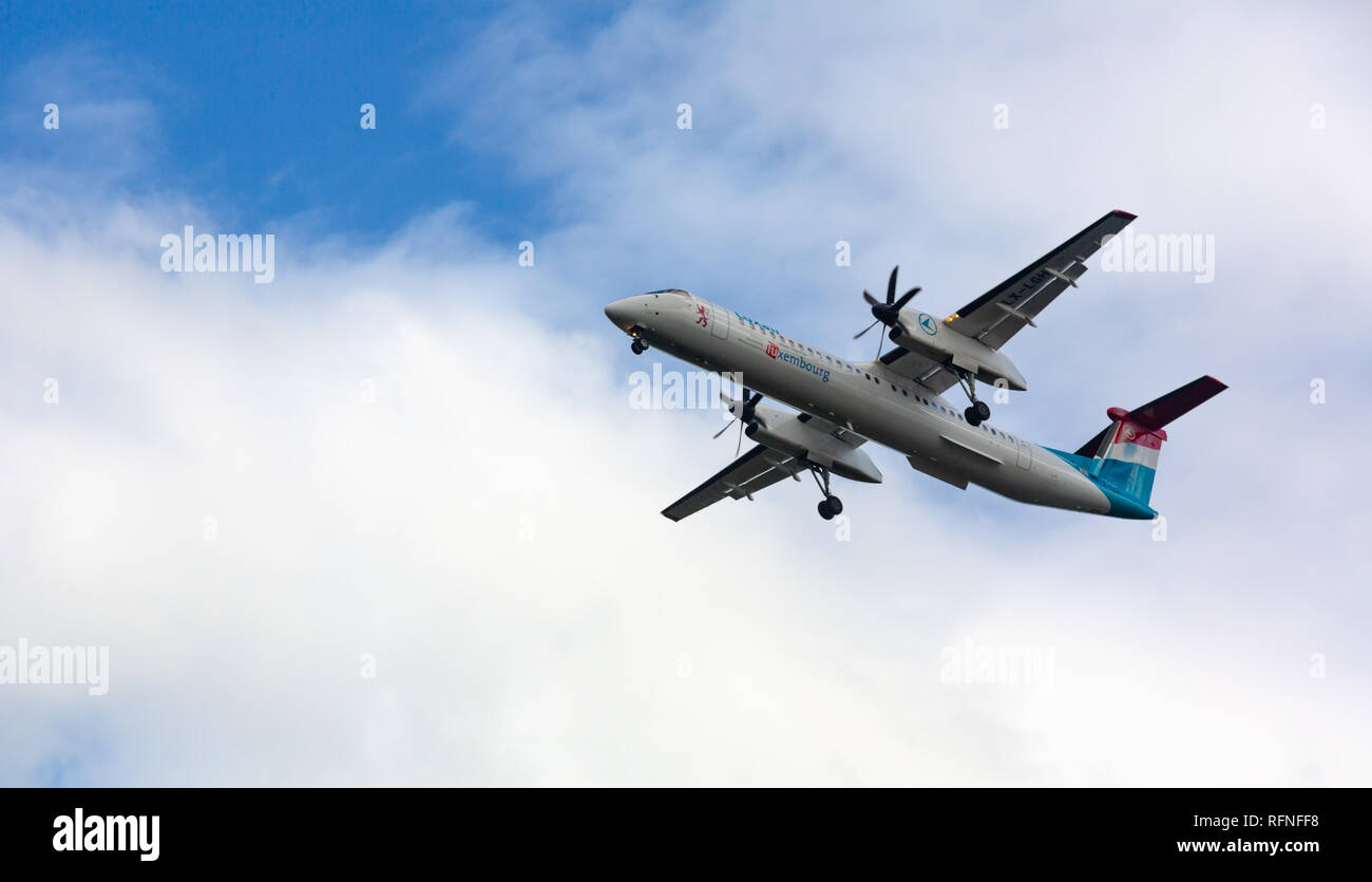 Germania - Francoforte 06 settembre 2015: Bombardier Dash 8 Q400, LX-LGH di Luxair vola in cielo Foto Stock