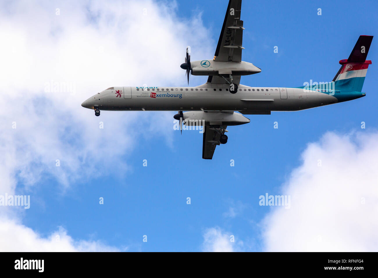 Germania - Francoforte 06 settembre 2015: Bombardier Dash 8 Q400, LX-LGH di Luxair vola in cielo Foto Stock